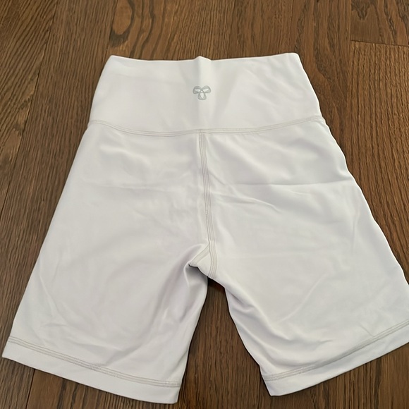 Aritzia TNA butter biker shorts - Picture 3 of 3